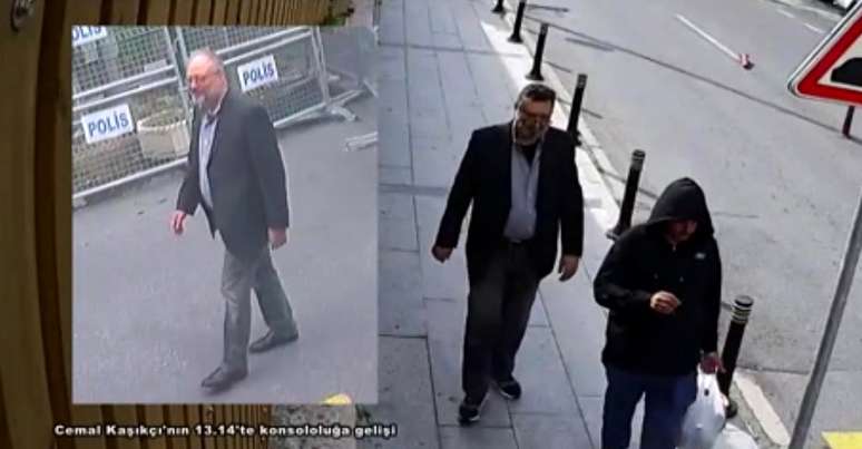 Jamal Khashoggi (&agrave; esquerda) e um homem vestido como ele (&agrave; direita) &ndash; exceto pelos sapatos