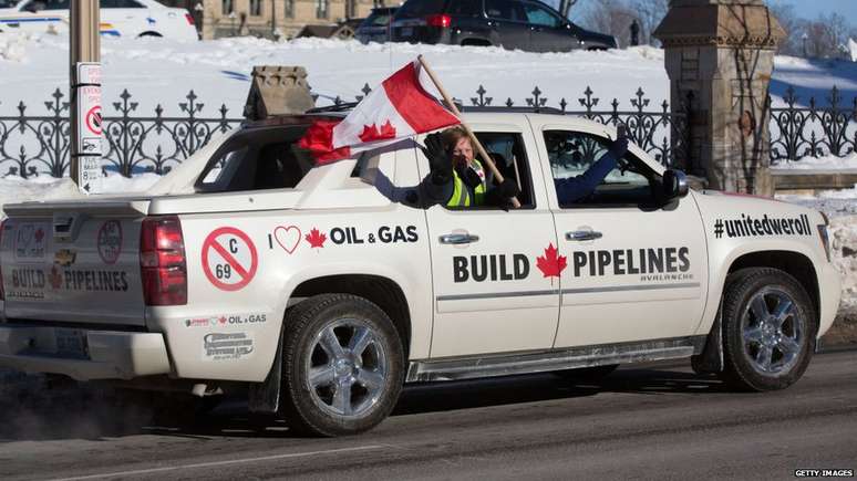 Protesto em favor de oleodutos em Alberta; questão é central para província, mas também para governo federal