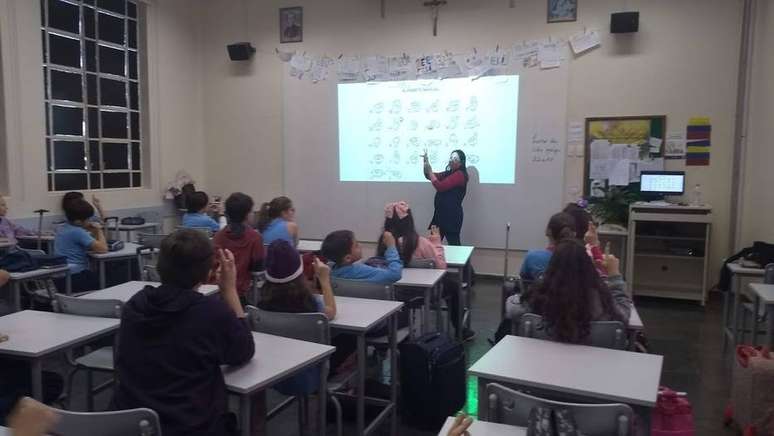 Estudantes do ensino fundamental aprendem Libras para se comunicar com colega de sala em Ribeirão Preto, no interior de São Paulo.