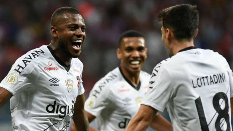 Athletico-PR derrotou o Bahia por 2 a 1 na Arena Fonte Nova e encosta nas primeiras colocações do Campeonato Brasileiro