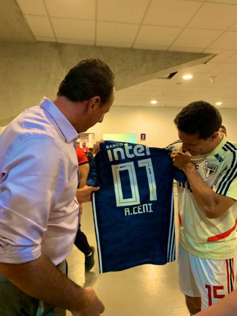 Hernanes entregou presente para Ceni antes de jogo no primeiro turno - FOTO: Divulgação/São Paulo FC