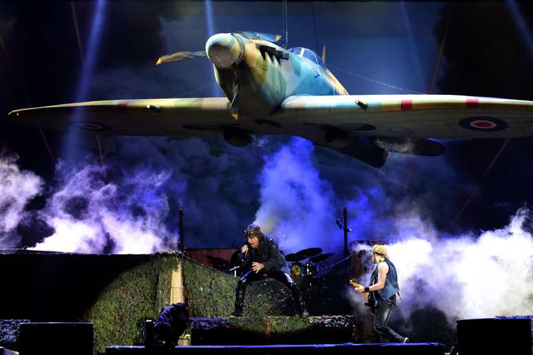 O vocalista Bruce Dickinson durante apresentação da banda Iron Maiden no palco Mundo.