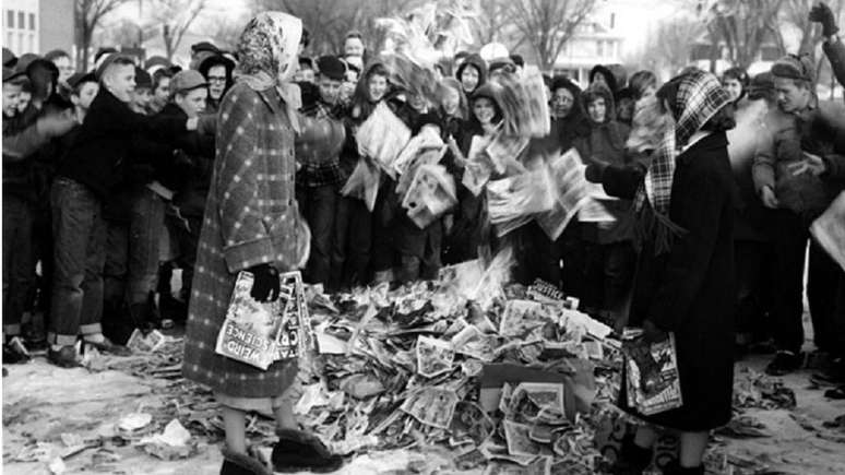 Crianças americanas ateiam fogo numa pilha de gibis durante a Guerra Fria