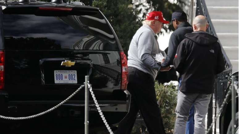 Trump regressa à Casa Branca após jogo de golfe no domingo; segundo delator veio à tona, de acordo com advogados que o representam