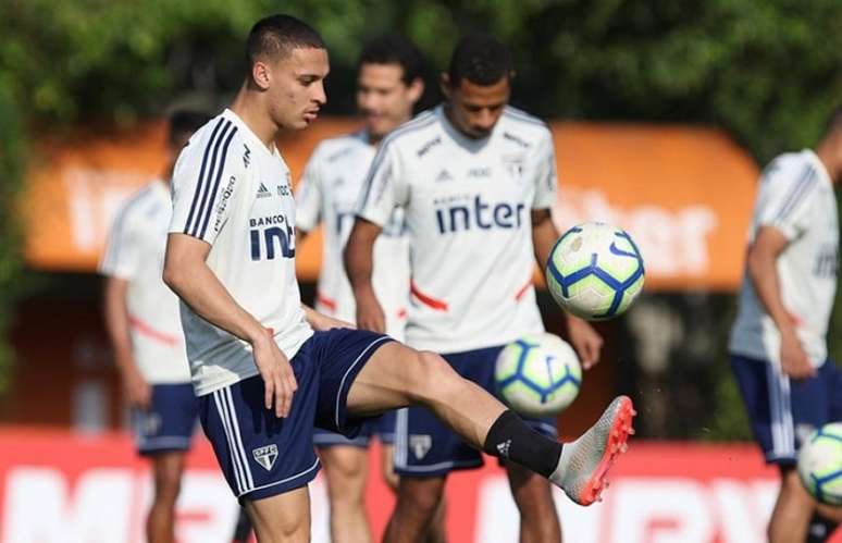 Reserva nos dois jogos finais de Cuca, Antony retomou a vaga com Diniz (Foto: Rubens Chiri/saopaulofc.net)