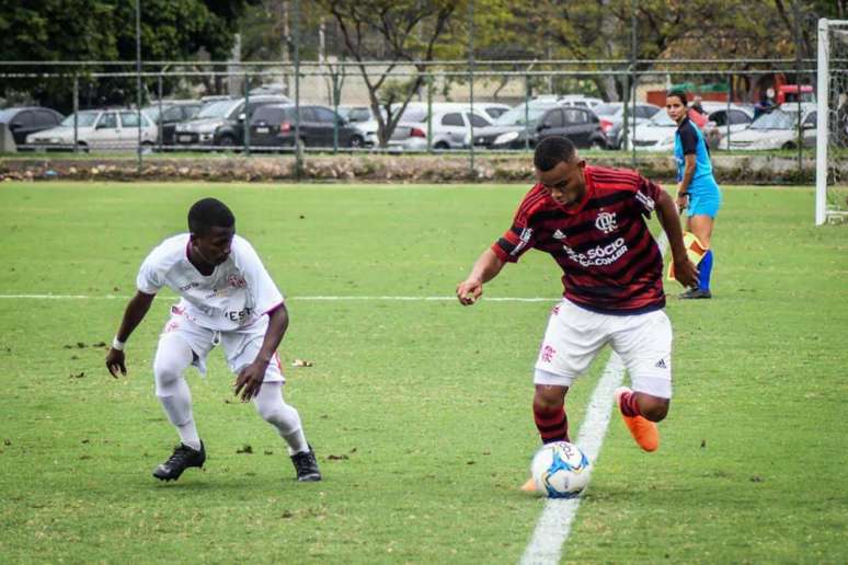 Atacante Jean Carlos em ação pelo Sub-17 do Flamengo (Foto: Divulgação)