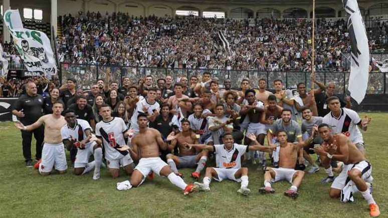 Jogadores e comissão técnica vascaína celebraram ainda no gramado (Rafael Ribeiro/Vasco)