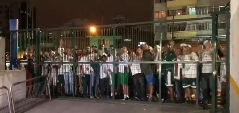 Torcedores do Palmeiras em protesto na noite deste domingo (Thiago Ferri)