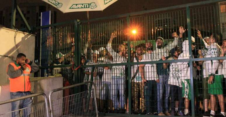 Torcedores do Palmeiras protestaram na Rua Palestra Itália (Foto: Joca Duarte/Photopress/Gazeta Press)