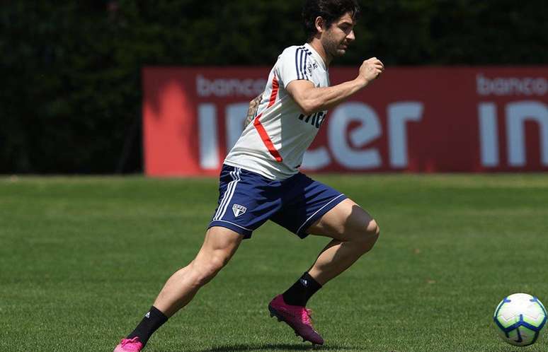 Pato participou dos treinamentos da última semana, mas com uma carga de intensidade menor (Foto: Rubens Chiri/saopaulofc.net)