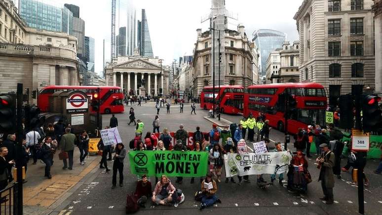 XR faz o terceiro grande protesto em Londres; em abril, pararam o trânsito em diversas partes da região central da capital britânica