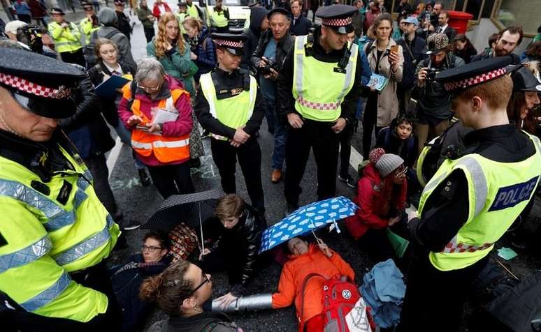 Em abril, mais de mil manifestantes foram detidos pela polícia