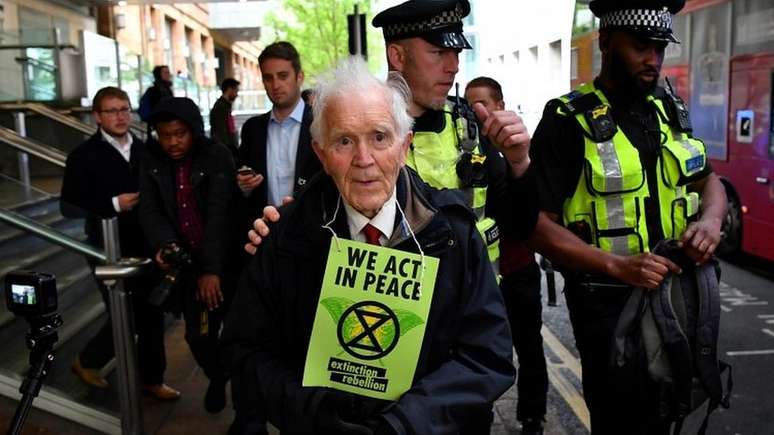 Phil Kingston, 83, estava entre os manifestantes detidos em abril, em Londres
