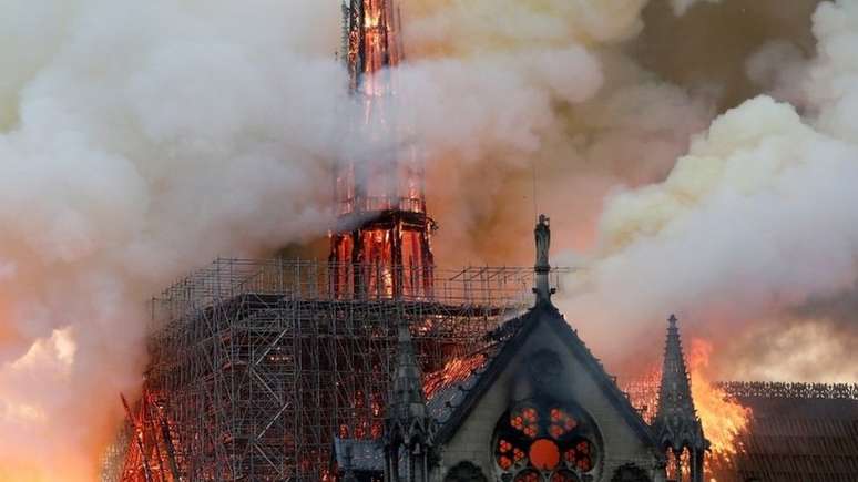 Fogo na catedral de Notre-Dame, em abril; empresa ganense fez proposta de fornecimento de matéria-prima para reconstrução