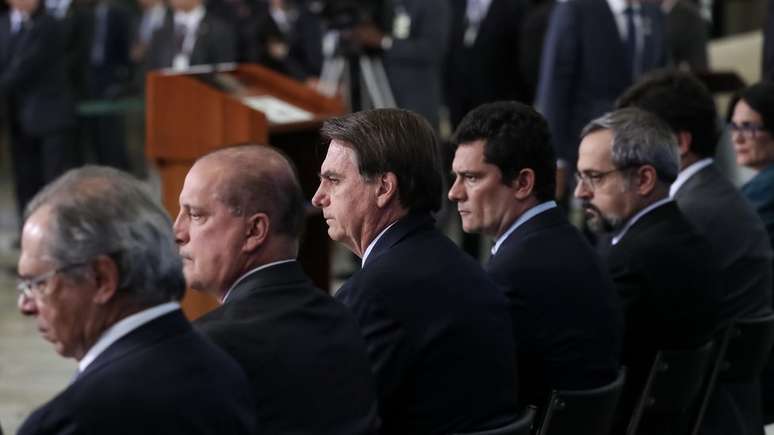 O presidente Jair Bolsonaro acompanhado por Sergio Moro e outros ministros