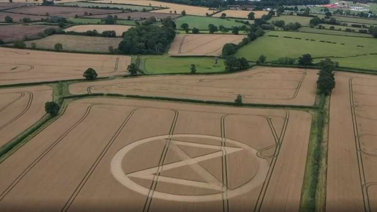 Símbolo do Extinction Rebellion foi chamado pelo Guardian de "novo símbolo da paz"; na foto, o símbolo perto de onde um festival aconteceu, em Wiltshire, no Reino Unido