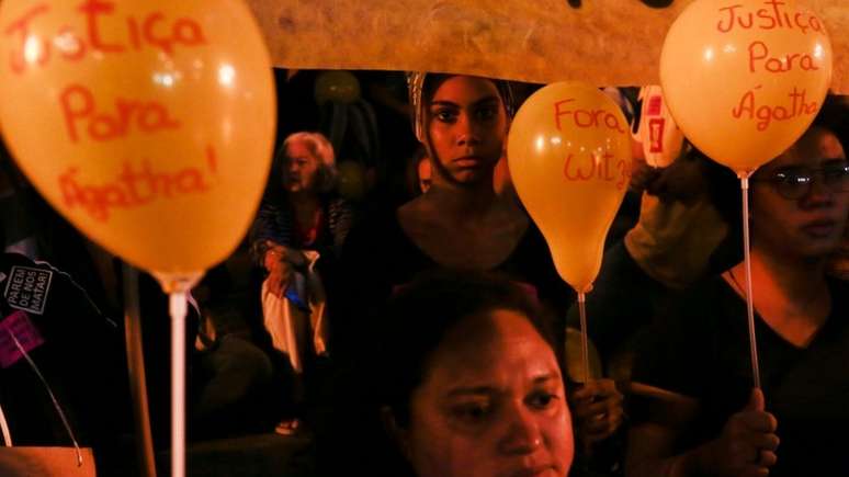 'Às vezes nós não podemos ir até o nosso local de trabalho por violência', diz empreendedor do Alemão; acima, protesto de moradores do complexo após a morte da menina Agatha Félix