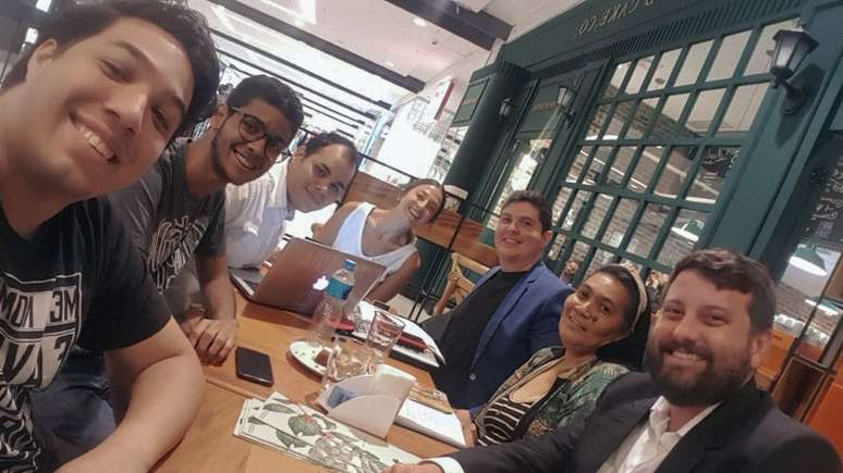 Liza Simões (de branco, no meio), do Investe Favela, em encontro com os fundadores da Cptech (à esquerda) e da Silicon Pay (à direita)