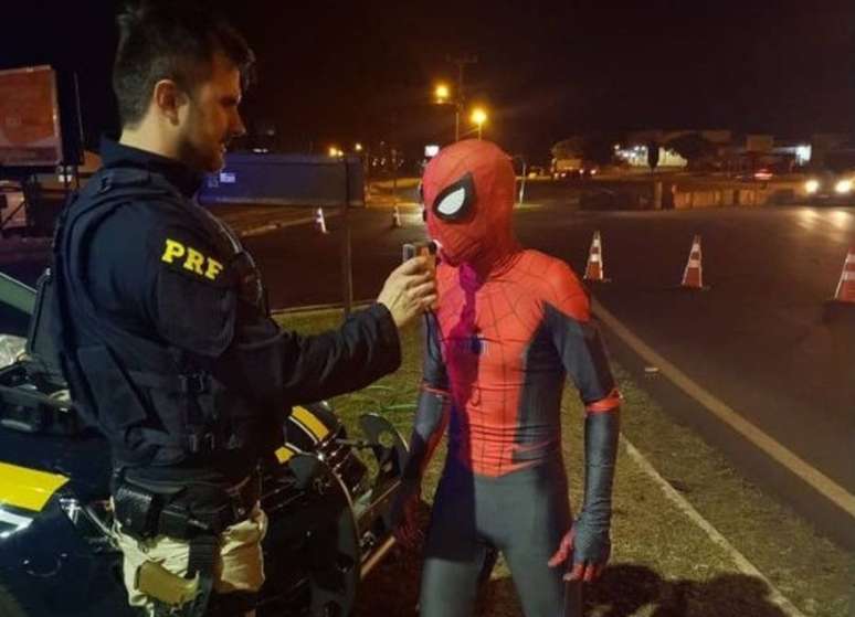 Nem o Homem-Aranha escapa da blitz da lei seca, no Paraná.