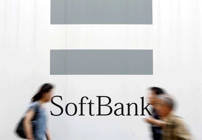 Pedestres passam por logo da SofBank em Tóquio, Japão
06/08/2015
REUTERS/Yuya Shino 