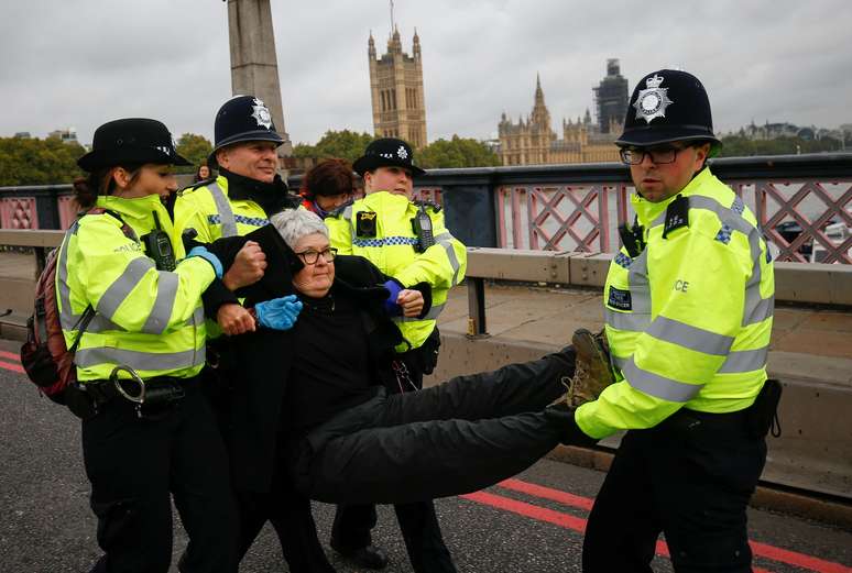Policiais prendem ativista durante protesto em Londres
07/10/2019
REUTERS/Henry Nicholls