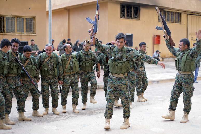 Combatentes de força comandada pelas Forças Democráticas Sírias, em Hasaka, no nordeste da Síria
20/01/2018
REUTERS/Rodi Said