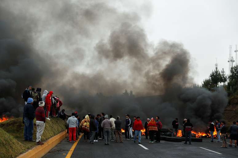 Pessoas em frente a barricada em chamas durante protestos em Machachi, no Equador
07/10/2019 REUTERS/Carlos Garcia Rawlins