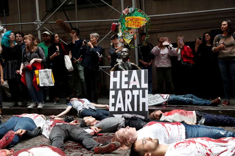 Ativistas do clima protestam com suas roupas sujas de sangue falso em Wall Street, em Nova York
07/10/2019
REUTERS/Shannon Stapleton