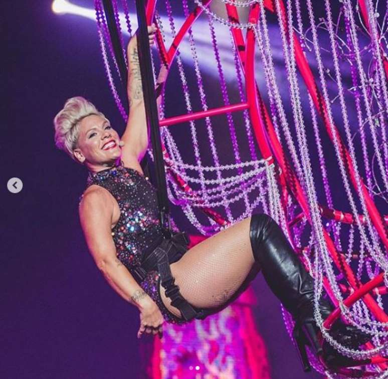 P!nk: a cantora fez um show cheio de sucessos e malabarismos incríveis. A cantora já começou com tudo pendurada em um lustre, mas o uso de uma estrutura para voar sobre a Cidade do Rock ganhou o público e entrou para a história do festival.