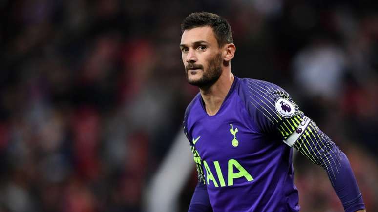 Lloris foi levado ao hospital após lesão no último sábado (Foto: Reprodução/Twitter)