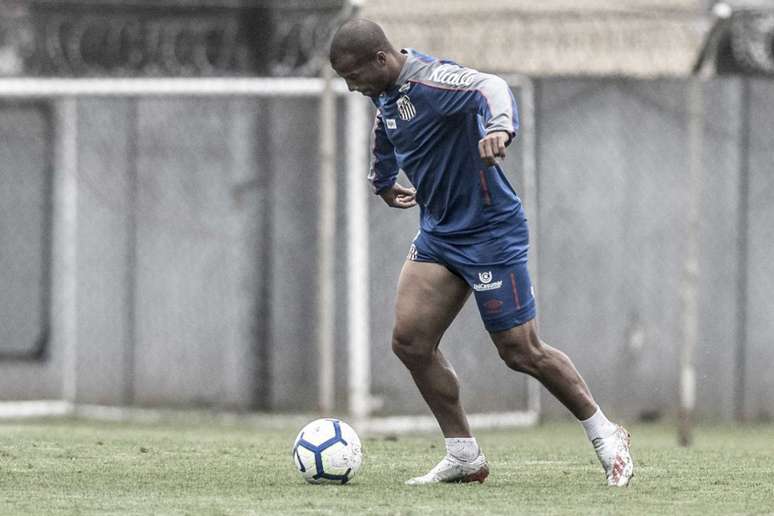 Sánchez voltou a treinar com bola no CT Rei Pelé (Foto: Ivan Storti/Santos)