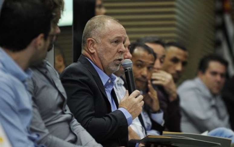 Mano Menezes durante reunião da Federação Paulista de Futebol (Foto: Rodrigo Corsi/FPF)