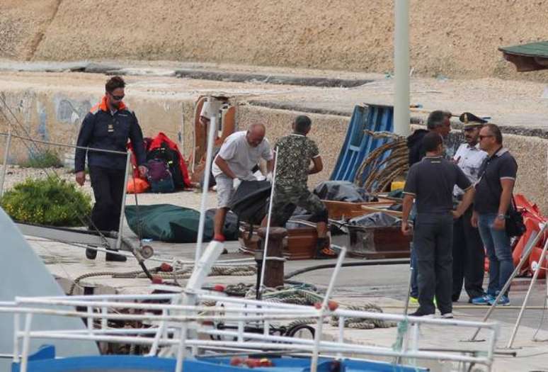 Caixões com corpos de mulheres mortas perto de Lampedusa, no Mediterrâneo