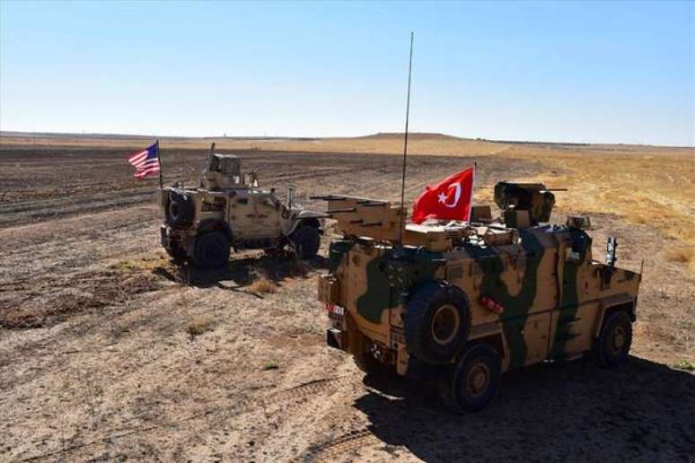 Blindados de Turquia e EUA na cidade de Tal Abyad, na fronteira síria, em foto de 8 de setembro de 2019