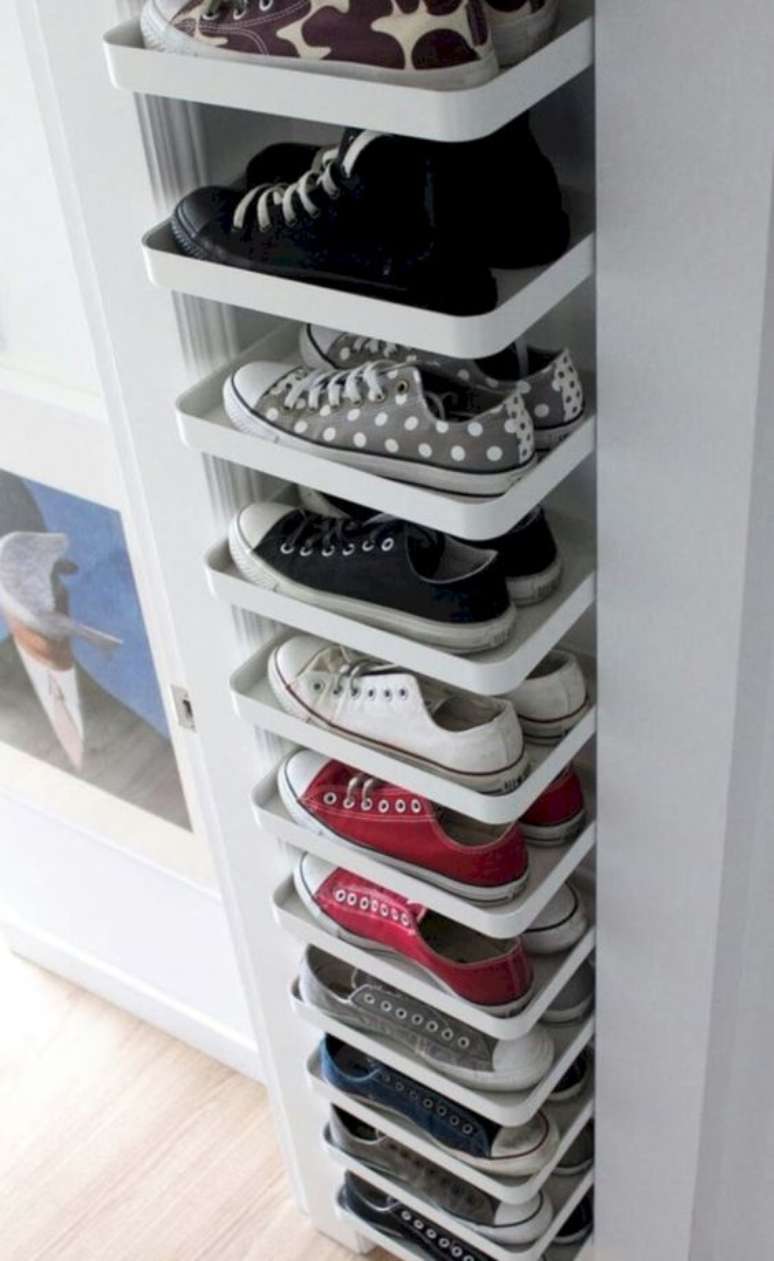 20. O seu closet aberto pode ter uma espaço reservado para sapatos. Foto: Decora Trend