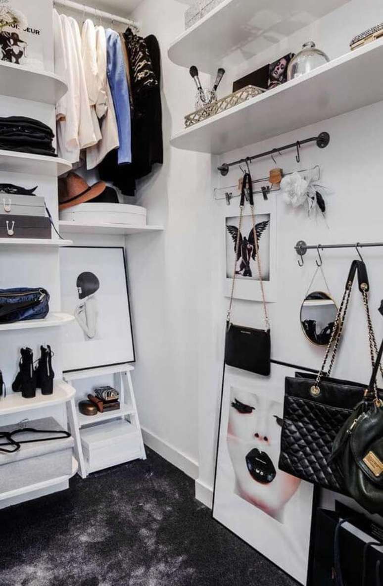 71. O closet aberto pode ter elementos espec&iacute;ficos para pe&ccedil;as espec&iacute;ficas. Foto: Decor F&aacute;cil