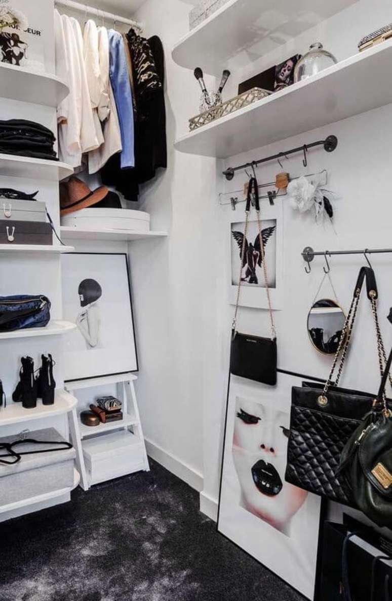 71. O closet aberto pode ter elementos específicos para peças específicas. Foto: Decor Fácil