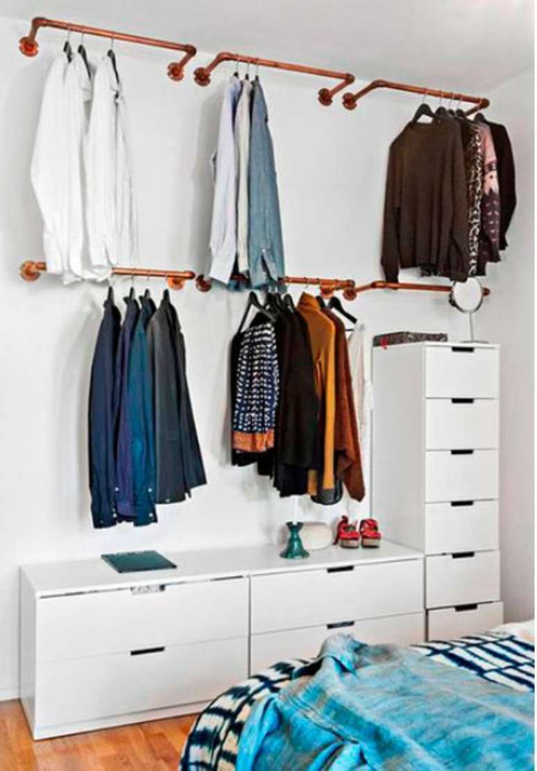 50. Os cabideiros s&atilde;o muitos importantes para o closet aberto. Foto: Tudo Especial
