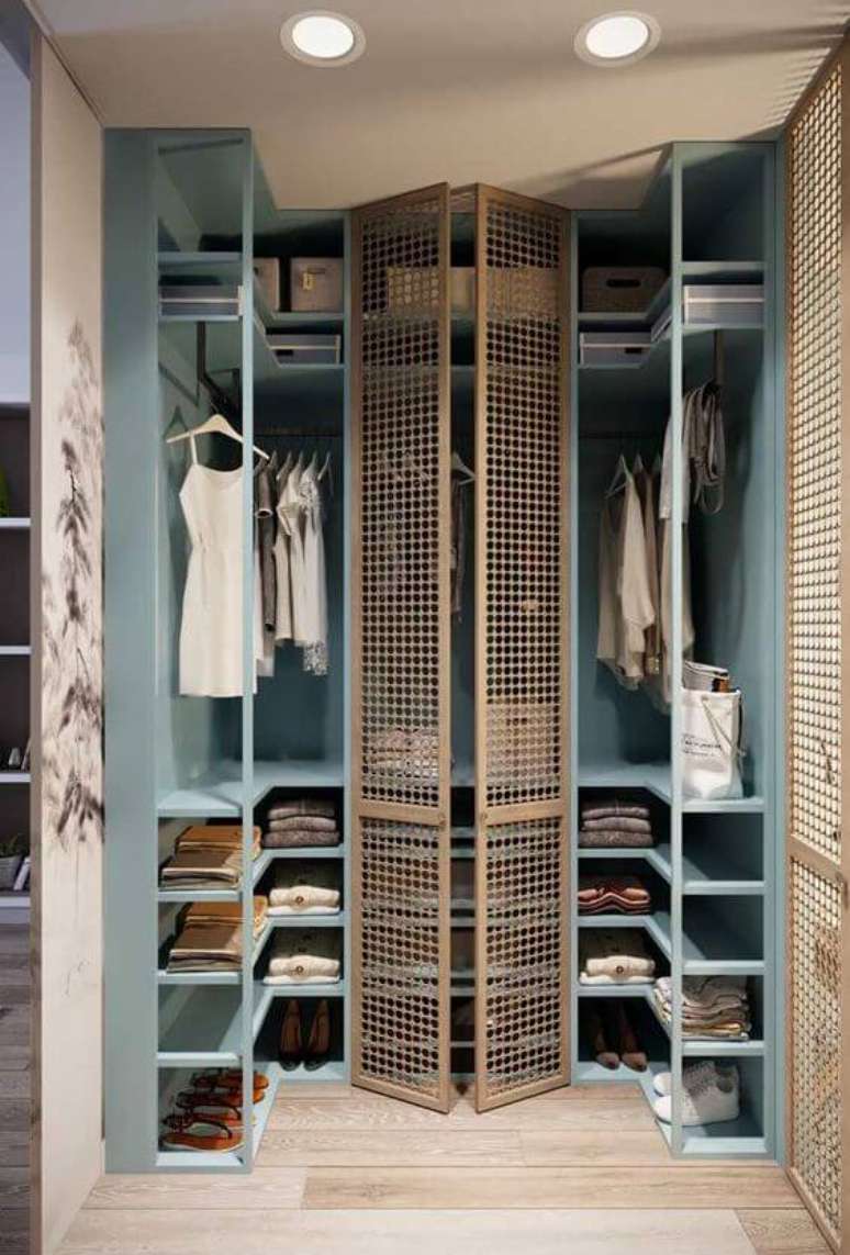 69. O seu closet aberto pode ser inclusive colorido. Foto: Decor F&aacute;cil