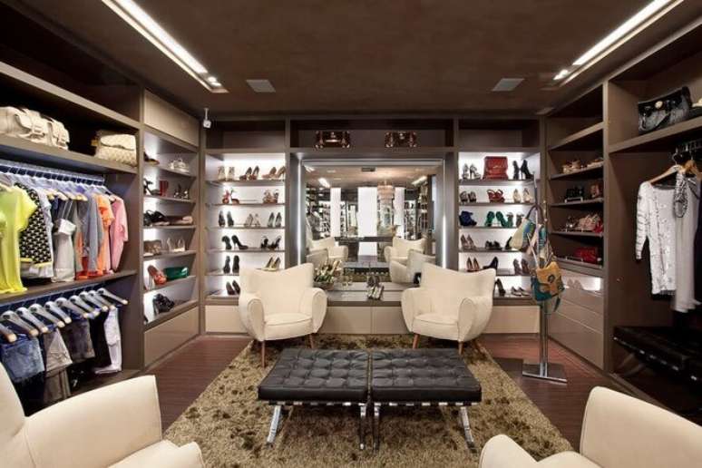 78. Este closet aberto &eacute; interessante por ter muitos elementos que comp&otilde;em a decora&ccedil;&atilde;o. Foto: Decorando Tudo