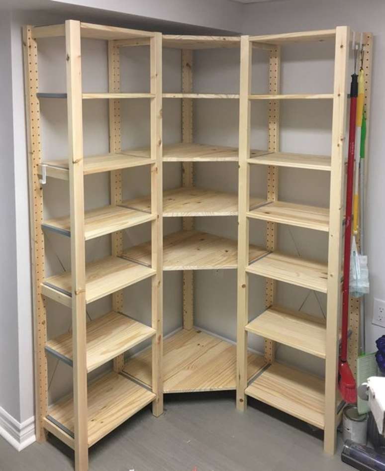 31. A madeira crua também é muito interessante no closet aberto. Foto: Simply Crafted Spaces