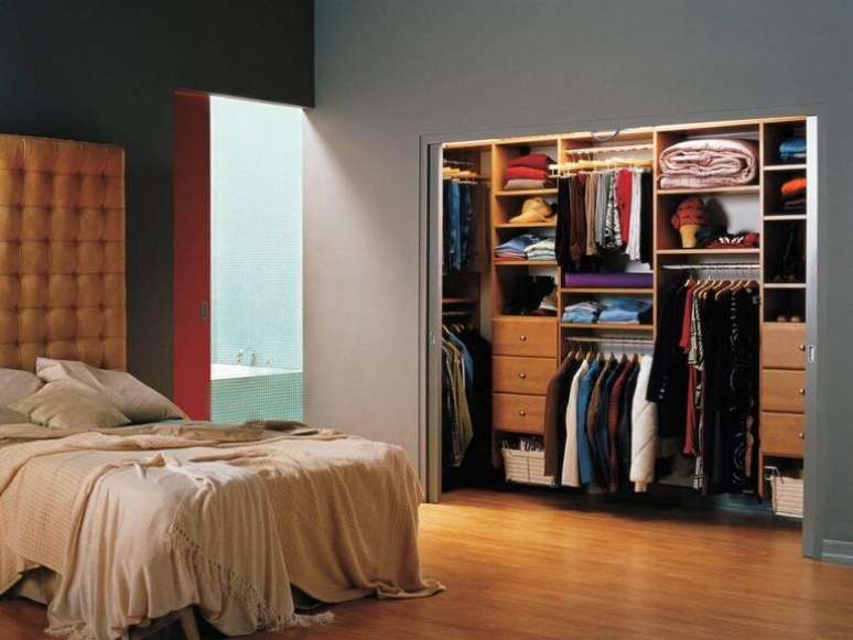 82. O seu quarto ganha muito com um closet aberto. Foto: Decorando Tudo
