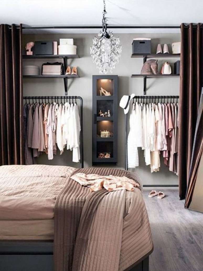 10. Você pode fechar o seu closet aberto com uma simples cortina. Foto: Casa Vogue