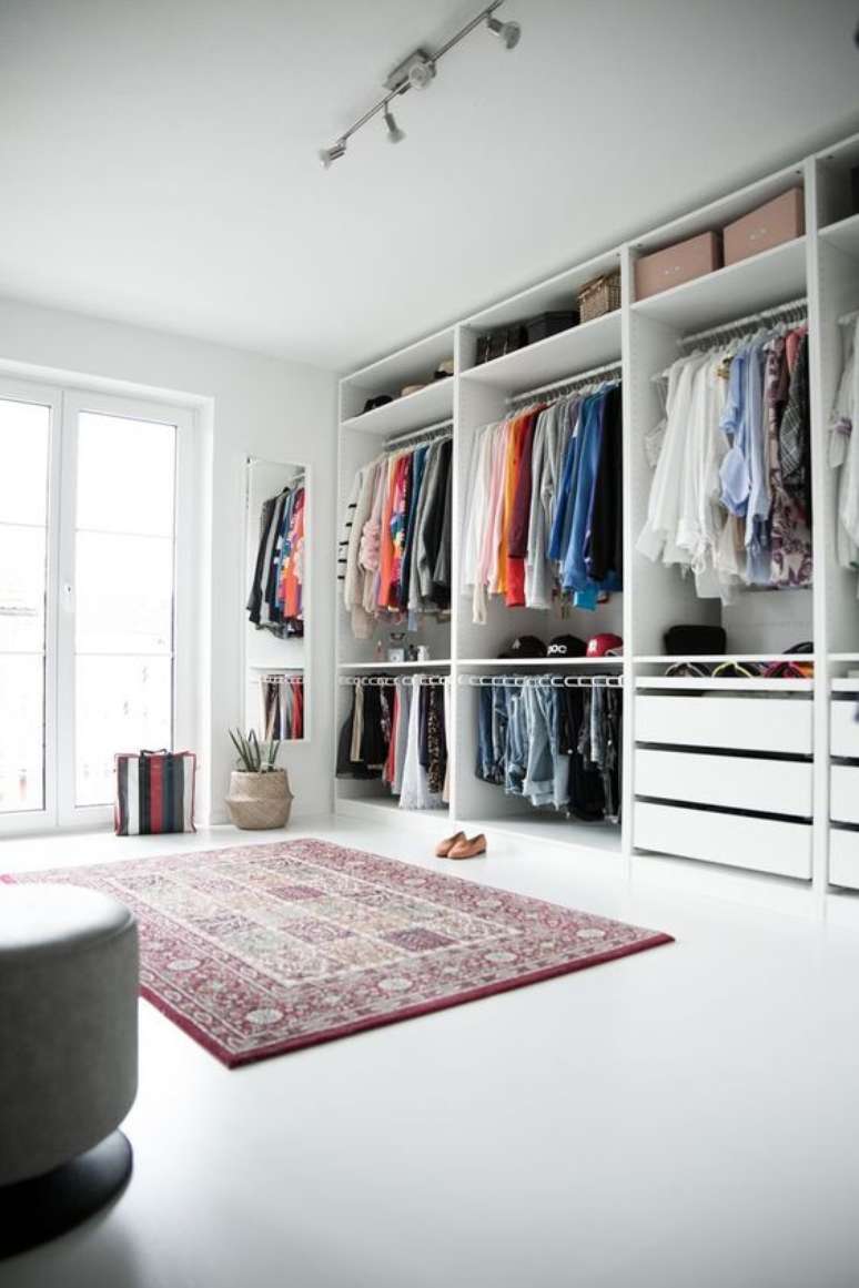 21. O closet aberto é interessante por trazer as roupas para a decoração. Foto: Dekor Mode