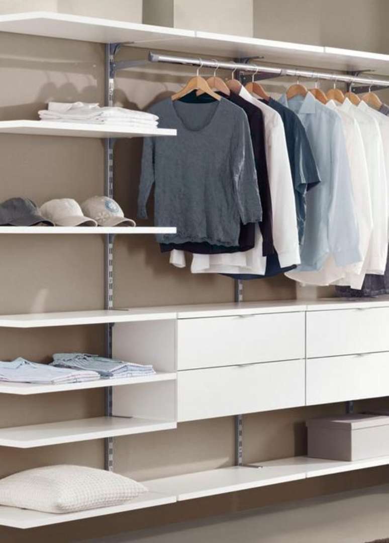 52. Montar o closet aberto tamb&eacute;m &eacute; algo simples. Foto: Attic Stairs