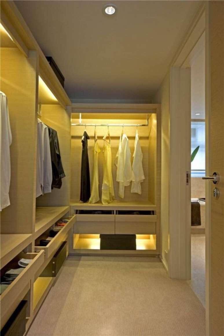35. O closet aberto planejado &eacute; sempre mais chique. Foto: Isabelle Style