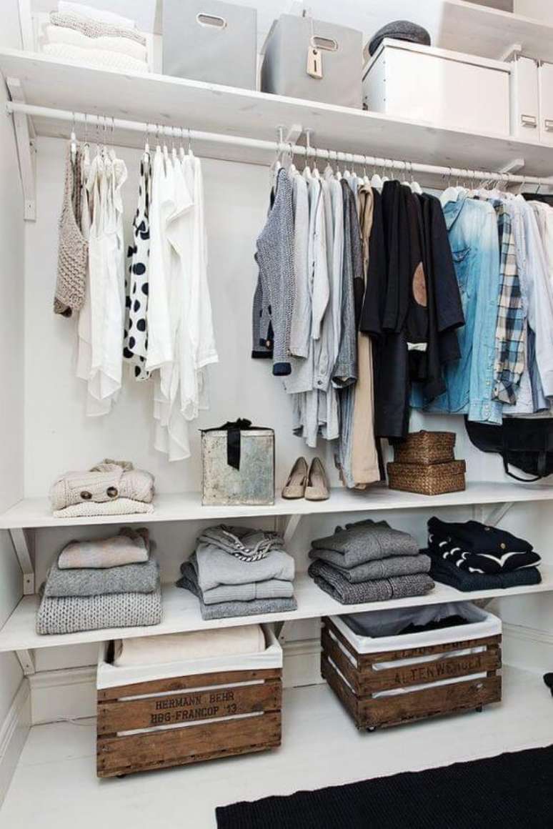 70. Estes caixotes combinam muito com o closet aberto. Foto: Imaginação Fértil