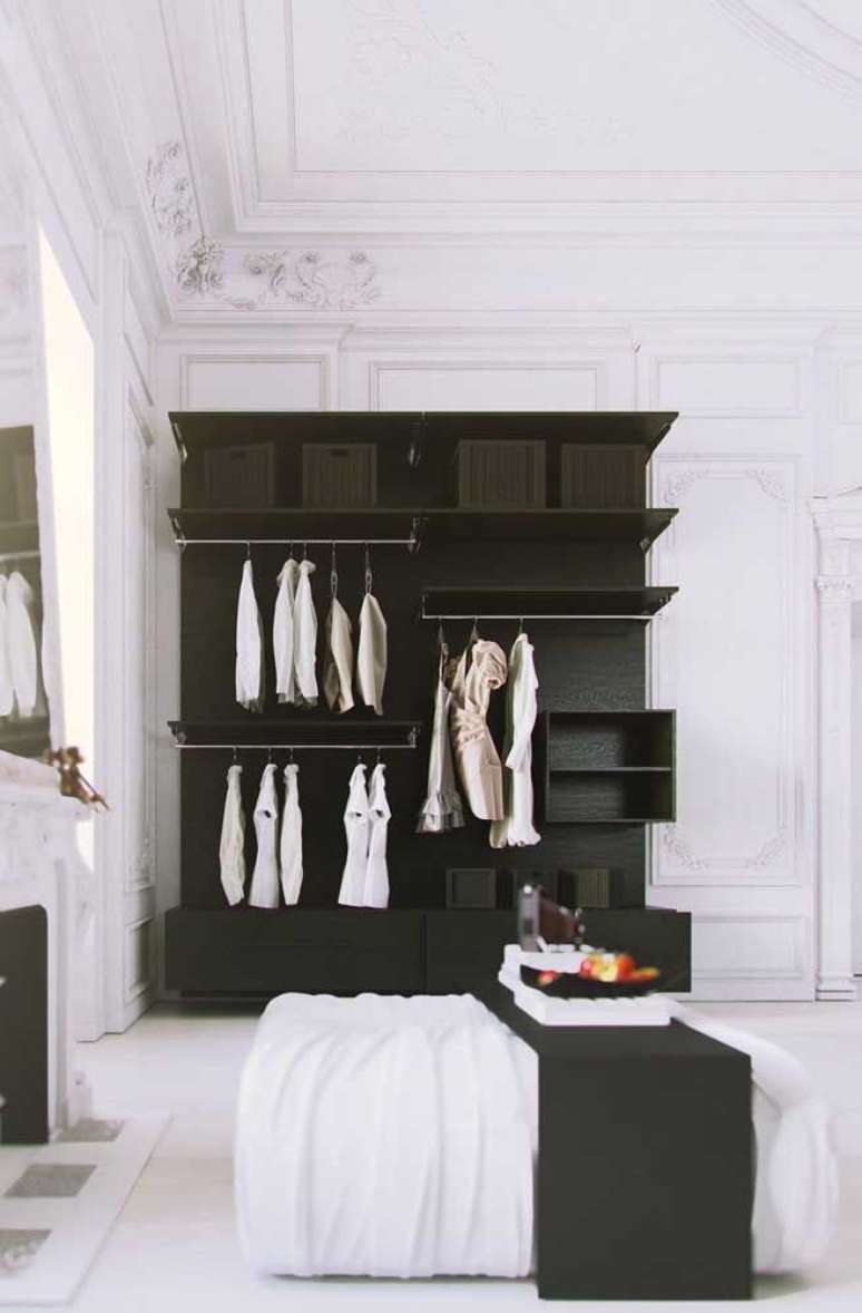 77. O closet aberto pode ter uma proteção em madeira, semelhante ao guarda-roupa. Foto: Decor Fácil