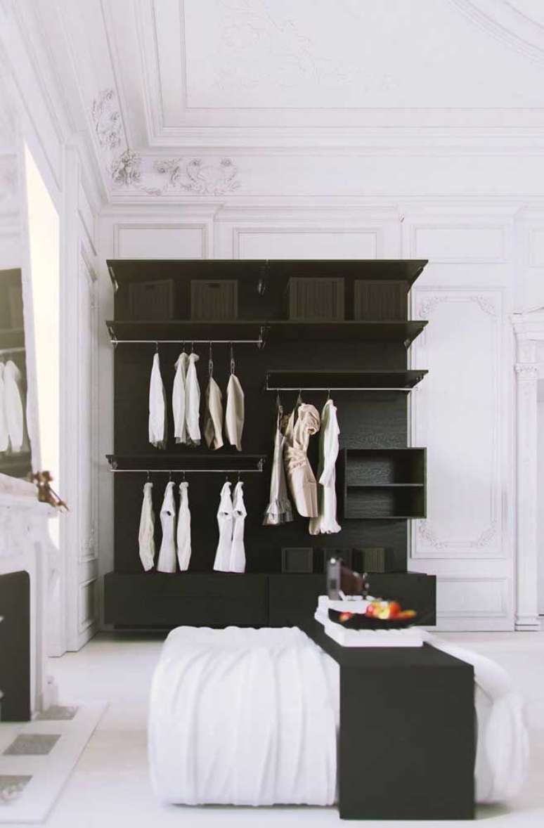 77. O closet aberto pode ter uma prote&ccedil;&atilde;o em madeira, semelhante ao guarda-roupa. Foto: Decor F&aacute;cil