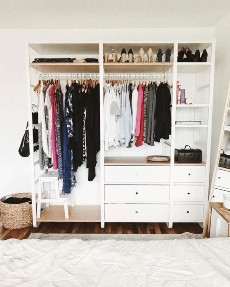 24. O closet aberto possui gaveteiro, diferente do que muitos pensam. Foto: Tua Casa